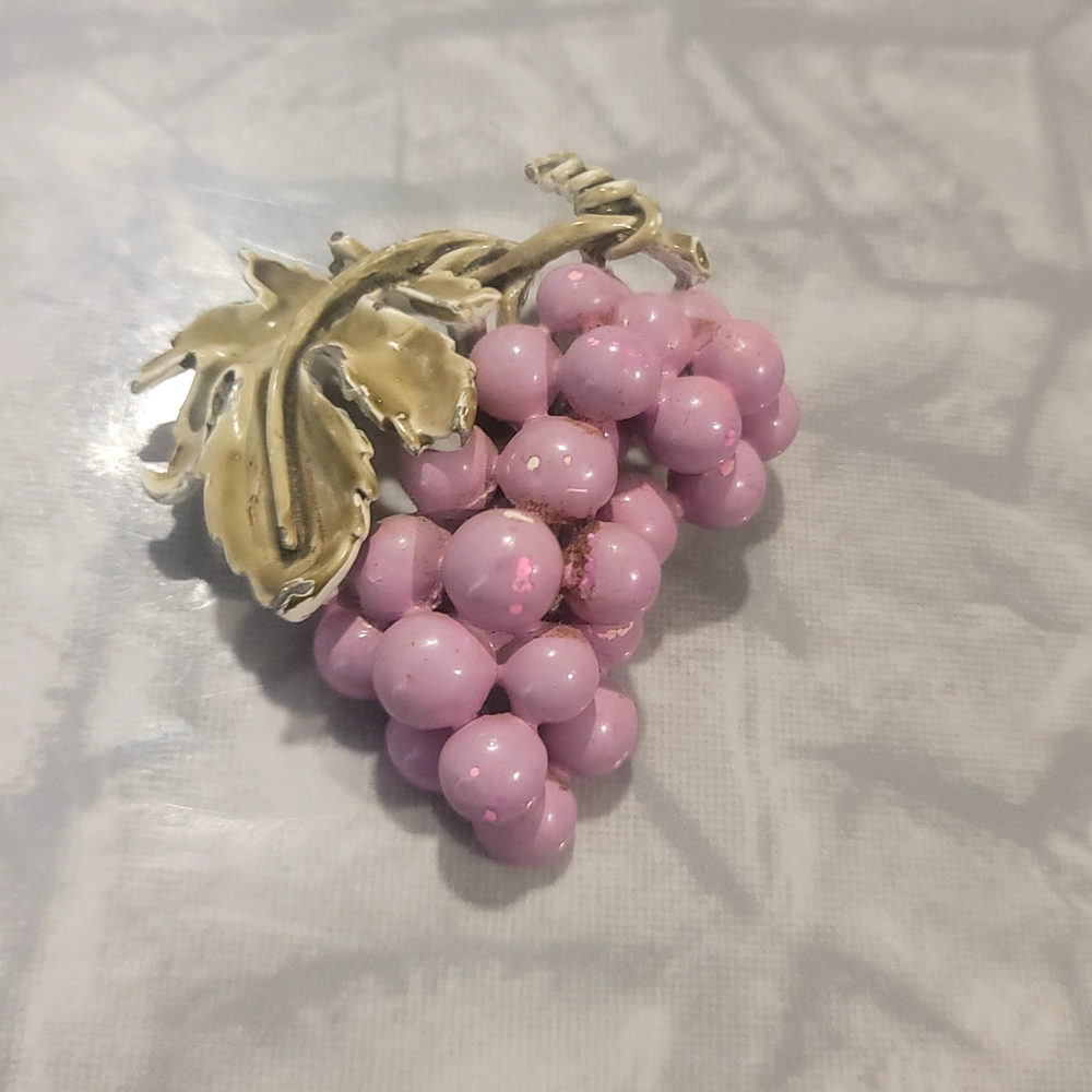 Chic Grape Cluster Brooch in Gold and Pink